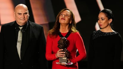 La actriz Eulalia Ramon con su hija Ana y Antonio, otro de los hijos de Carlos Saura, al recibir el premio de Honor en la gala de los Goya.