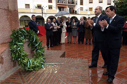 Manuel Chaves y el Gobierno, en la ofrenda floral a Plácido Fernández-Viagas.