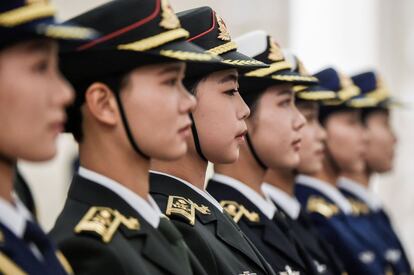 Militares chinos en formación en Pekín, durante la visita del Presidente de Gabón, Ali Bongo Ondimba a China.