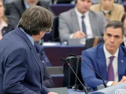 Carles Puigdemont y Pedro Sánchez, durante un debate en el Parlamento Europeo, en Estrasburgo, el 13 de diciembre.