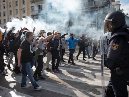 Manifestantes del sector del metal increpan a los antidisturbios de la policía, que estuvieron a punto de cargar, este jueves en Cádiz.