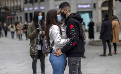 Una pareja se abraza en el centro de Madrid, el pasado mes de diciembre.