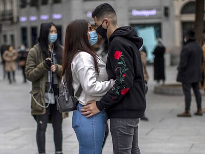 Una pareja se abraza en el centro de Madrid, el pasado mes de diciembre.