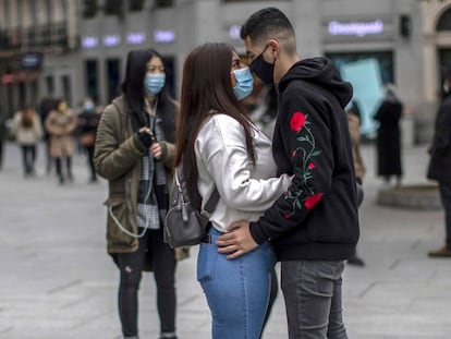 Una pareja se abraza en el centro de Madrid, el pasado mes de diciembre.