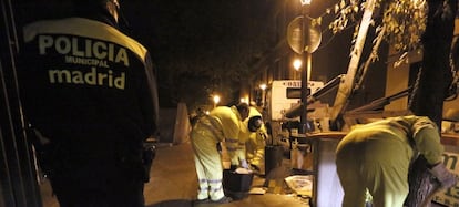 Un policía municipal escolta a trabajadores de Tragsa.