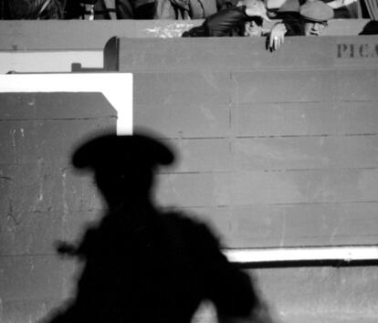 Silueta del torero Luis Francisco Espl, en una corrida de la Feria de Fallas de Valencia en 1989.