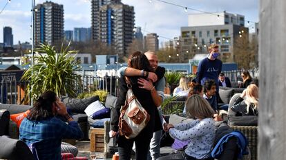 Dos personas se abrazan en un bar de la azotea Skylight , en Londres.