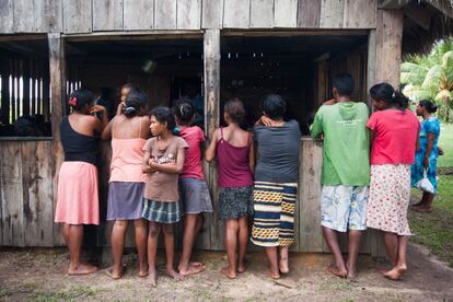 Un grupo de chicas indígenas misquitas se agolpan en una casa durante la visita del equipo de salud en Laka Tabila, en La Mosquitia (Honduras). El personal de enfermería planifica visitas periódicas a todas las comunidades indígenas de la zona para la vacunación de los niños. <p>La captación inicial resulta tan vital como la adherencia posterior. La mayoría de calendarios vacunales de rutina comienzan al nacimiento, y se continúan hasta los 12 o 15 meses. Tan importante es recibir la dosis inicial como administrar las siguientes para lograr la total protección.</p>