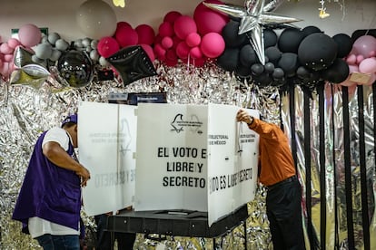 Instalación de casilla en la alcaldía Iztapalapa, previo a las elecciones del Poder Judicial.