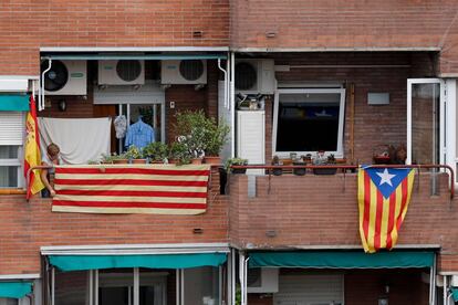 Una mujer colgando una bandera catalana.
