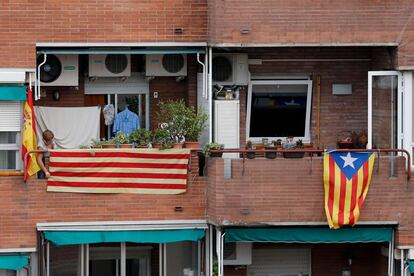 Una mujer colgando una bandera catalana. 