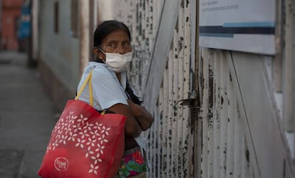 Una mujer espera información sobre un familiar enfermo de covid-19 en el hospital de San Juan de Dios, en Ciudad de Guatemala.