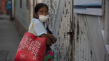 Una mujer espera información sobre un familiar enfermo de covid-19 en el hospital de San Juan de Dios, en Ciudad de Guatemala.