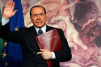 Silvio Berlusconi saluda tras la conferencia de prensa ofrecida ayer en el palacio Chigi, sede de la presidencia del Gobierno.