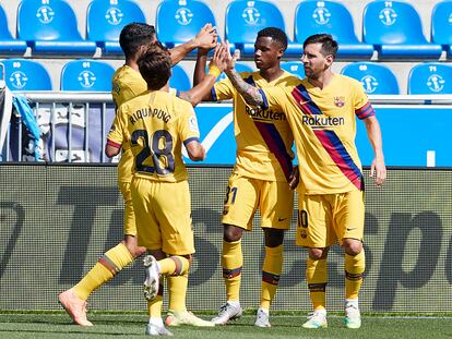 Ansu y Riqui festejan un gol frente al Alavés junto a Messi y Suárez.