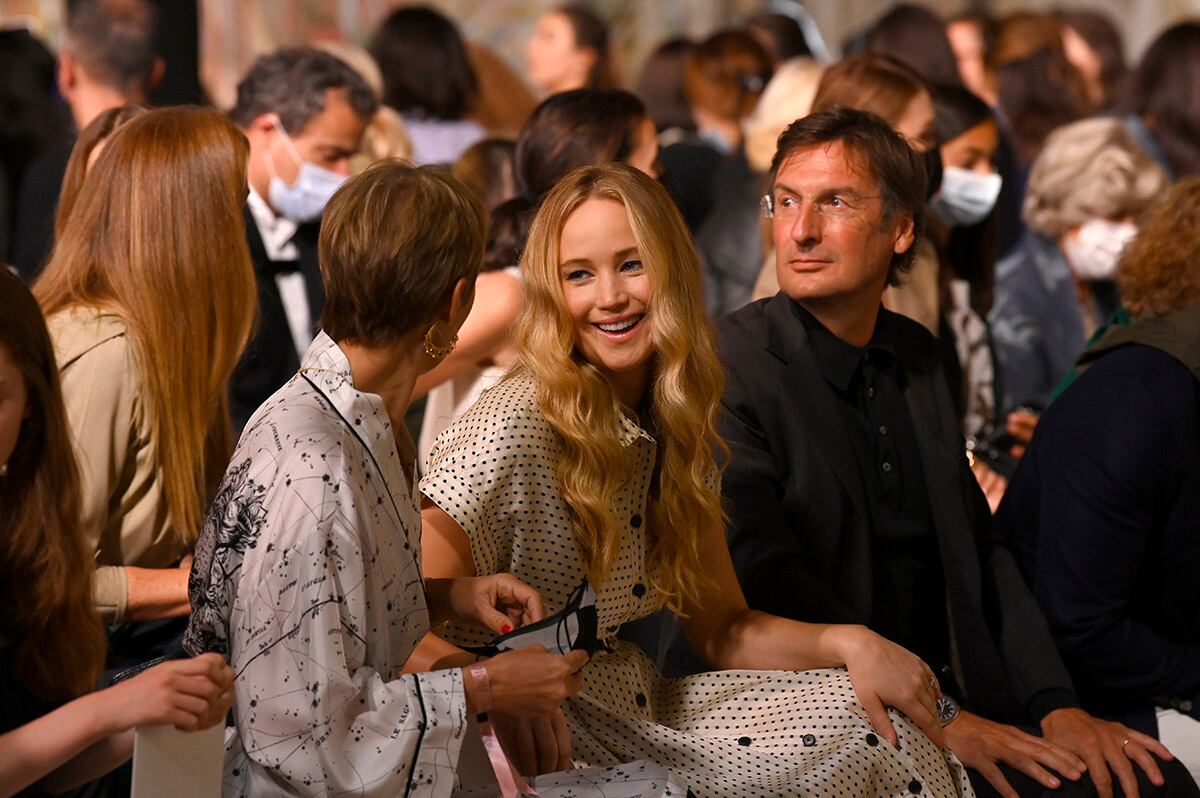 Jennifer Lawrence y Pietro Beccari en la primera fila del desfile de Dior.