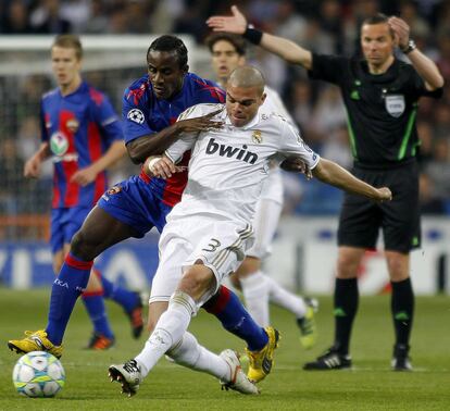 Pepe se adelanta a Doumbia en una acción del partido.