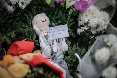 Una ofrenda en honor a las mascotas fallecidas en el incendio de Valencia, en las inmediaciones del edificio calcinado.