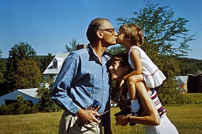 Miller siempre se apoyó en la estabilidad que le ofreció su última esposa, la fotógrafa Inge Morata, y la hija de ambos, Rebecca, con quienes vivió durante años en su casa de Roxbury (Estados Unidos).