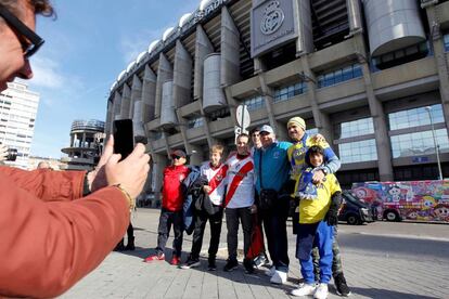 Aficionados del Boca Juniors y del River Plate, en el estadio Santiago Bernabéu.