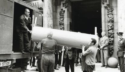 Trasllat de l'obra 'Ciència i caritat' del pis del passeig de Gràcia, el 1970.