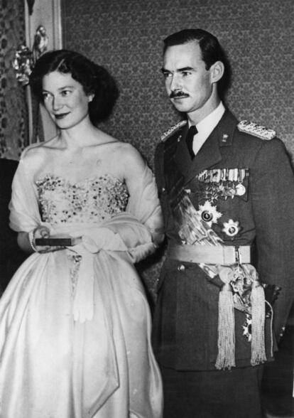 La princesa Josephine-Charlotte de Bélgica asiste con su prometido, el Gran Duque Juan de Luxemburgo, a una fiesta en Bruselas, en 1953.