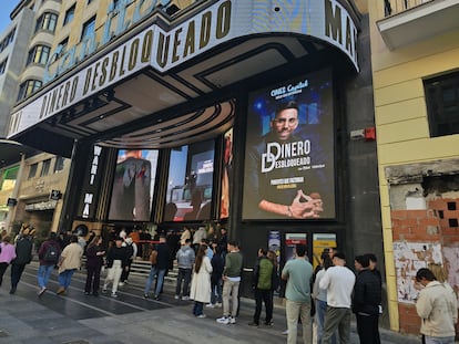 Fila de asistentes al acto de Mani Thawani en los cines Capitol de Gran Vía, en el centro de Madrid.