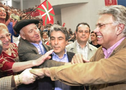 El ex presidente del Gobierno Felipe González participó en un mitin celebrado por los socialistas vascos en Barakaldo.