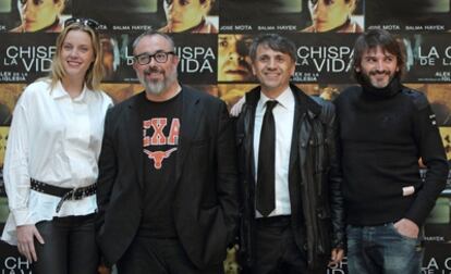 Equipo artístico de 'La chispa de la vida' formado por Carolina Boing, el director Álex de la Iglesia, José Mota y Fernando Tejero, en la presentación del filme en Valencia