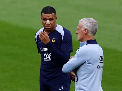 Mbappé, junto al seleccionador Deschamps en un entrenamiento de Francia.