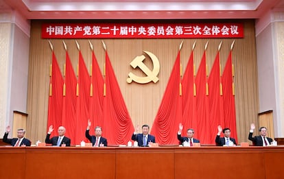 Los miembros de la Comisión Permanente del Politburó del Partido Comunista Chino, con el presidente Xi Jinping (en el centro de la imagen) a la cabeza, votan en una reunión del Comité Central del Partido.