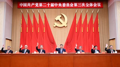 Los miembros de la Comisión Permanente del Politburó del Partido Comunista Chino, con el presidente Xi Jinping (en el centro de la imagen) a la cabeza, votan en una reunión del Comité Central del Partido.