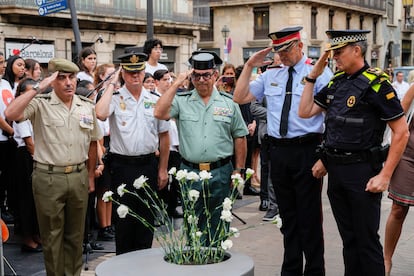 Miembros de los cuerpos de seguridad rinden homenaje a las víctimas del atentado durante la ofrenda floral. El 'mosso' que abatió a cuatro de los terroristas en Cambrils ha obtenido tras largas penalidades burocráticas el reconocimiento oficial de la incapacidad permanente por las secuelas de aquel episodio, y ha tardado cuatro años y medio en ver reconocida por fin su labor con la máxima distinción honorífica de los Mossos.