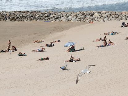 Bañistas en la playa de Santa María de Cádiz, este miércoles.