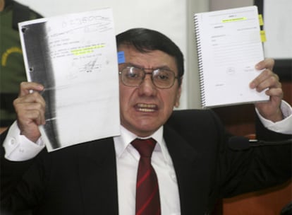 Santiago Martin Rivas esgrime documentos durante la sesión del juicio a Fujimori de ayer
