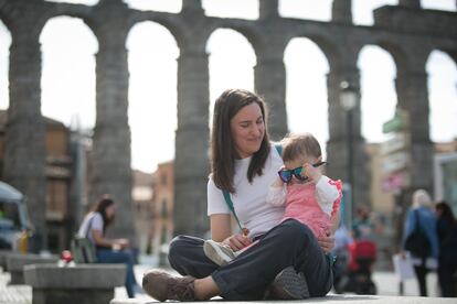 Ana Ayuso y su hija Emma, de dos años, en Segovia el 27 de abril de 2023.