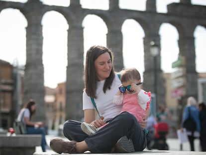 Ana Ayuso y su hija Emma, de dos años, en Segovia el 27 de abril de 2023.