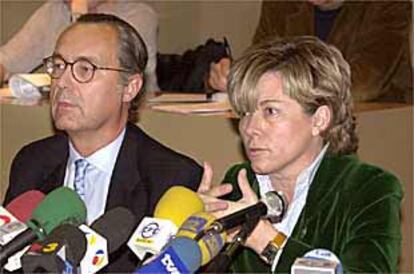 La ministra Pilar del Castillo, con Luis Alberto de Cuenca, ayer en Madrid, durante la presentación del Plan de Fomento de la Lectura 2001-2004.