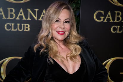 <p class="p1"><strong>¿Profesión?</strong> Actriz y presentadora nacida en Madrid en 1952. <strong>¿Por qué es conocida?</strong> Por sus papeles en cine y televisión y su agitada vida amorosa, que comenzó a finales de los setenta tras un romance con Miguel Bosé. <strong>¿Cuál es su historia?</strong> Se necesitarían varios tomos para contar esto. <a href="https://elpais.com/tag/ana_obregon/a" target="_blank">Ana Obregón</a> es una de esas celebridades españoles que siempre han estado ahí, pero a base de centrarnos en sus avatares amorosos hemos olvidado su dimensión como icono pop, apenas explotada y que contiene auténtico oro. Ana <a href="https://www.youtube.com/watch?v=0lN8XJaTBk0" target="_blank">compartió sofá con Bette Midler</a> en el 'show' nocturno de Johnny Carson en la cadena estadounidense NBC, apareció en 'El equipo A', en la telecomedia ‘¿Quién es el jefe?’ y protagonizó joyas de serie B junto al hermano de John Travolta (‘Car crash’, 1981) o Bo Derek (‘Bolero’, 1984). Mantuvo amistad con Steven Spielberg (según su autobiografía), besó a Michael Jackson (según su autobiografía también) y <a href="http://los40.com/los40/2016/01/14/cinetv/1452800838_700621.html" target="_blank">se peleó</a> con Victoria Beckham en un gimnasio madrileño. Miguel Bosé le dedicó un éxito de su época discotequera, <a href="https://www.youtube.com/watch?v=tZoCzOtcvdI" target="_blank">'Anna'</a> (la letra en inglés decía: “Ana, qué duro es amarte”) y su exitosísima serie ‘Ana y los siete’ quedará para el futuro como un producto de culto en el que ella <a href="https://www.youtube.com/watch?v=kNK4-QBX68A" target="_blank">se atrevió a rapear</a>. Hizo de prostituta en la también abrasadora 'Hostal Royal Manzanares' (1995), en la que a menudo hablaba de sí misma en tercera persona como personaje de la prensa del corazón, y en su fallida serie ‘Ellas y el sexo débil’ (Antena 3, 2006) planeó una aparición del presidente Bush y una escena de sexo con Julio José Iglesias (no llegamos a verlo, pues la serie se canceló al tercer episodio). Ana Obregón ya lo ha contado todo de su vida personal, pero esperamos ansiosos a que dé detalles sobre una vida artística que no se parece a la de ninguna otra estrella española. (En la imagen, Ana Obregón en una fiesta en la madrileña discoteca Gabana). </p>