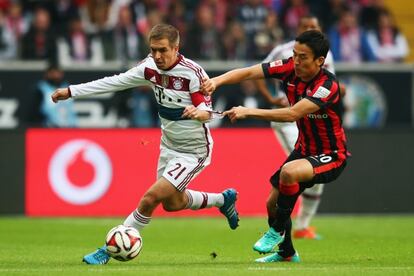 Lahm se marcha de Makoto en un Bayern-Eintracht.