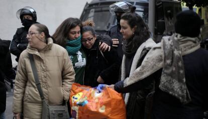 Yanaina, una de las desalojadas, es consolada tras el desahucio. 