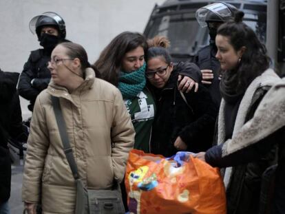 Yanaina, una de las desalojadas, es consolada tras el desahucio. 