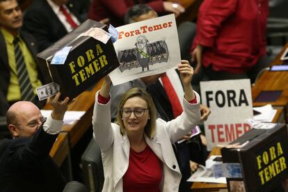 A deputada e ex-ministra Maria do Rosário (PT-RS) protestou contra Temer no início da sessão plenária.