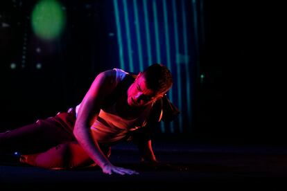 El actor Víctor Palmero interpretando el monólogo Johnny Chico en el Teatro Lara.