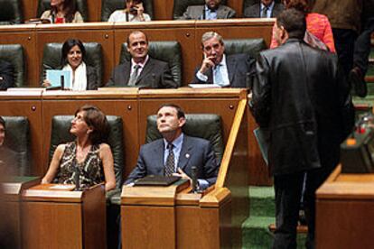 Arnaldo Otegi, de espalda a la derecha, saluda a los parlamentarios del PNV en el último pleno. PLANO GENERAL - ESCENA