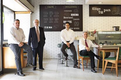 Los Ferrán (en la fotografía, en la panadería San Camilo, en Barrio Yungay, Santiago de Chile) conocen el mundo de la panadería al derecho y al revés: cuando el abuelo inmigrante llegó de Cataluña en 1921, repartía el pan de San Camilo a domicilio. Con el tiempo pasó a llevar la administración de la panadería y después se integró en la sociedad de los Ferrer Torres, los dueños anteriores. Hoy la familia detenta la propiedad de la empresa y se esmera por mantener en pleno siglo XXI muchos de los procesos tradicionales de la panificación y la pastelería.