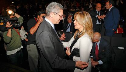 La diputada socialista Trinidad Jiménez conversa con el ministro de Justicia, Alberto Ruiz-Gallardón, momentos antes del inicio de la ceremonia de entrega de los Premios Ortega y Gasset.