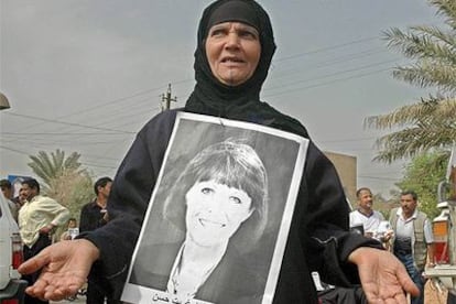 Una mujer pide la liberación de la cooperante británica secuestrada, ayer en una manifestación en Bagdad.