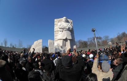 Gente se congrega ante el monumento en Washington al reverendo Martin Luther King.