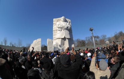 Gente se congrega ante el monumento en Washington al reverendo Martin Luther King. 